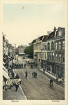 2692 Gezicht op het Vredenburg te Utrecht uit het westen, met op de achtergrond de ingang van de Lange Viestraat en ...